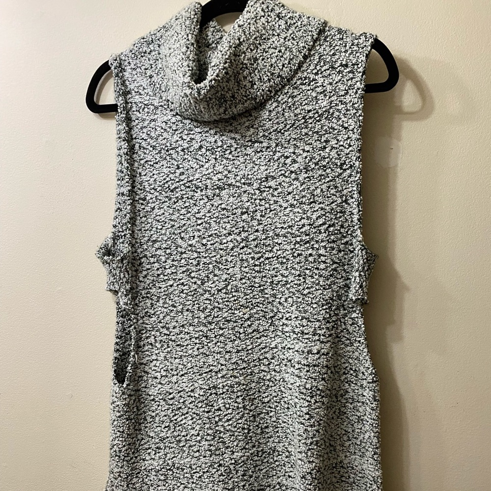 Umgee- black/white knit turtleneck sweater. Size large